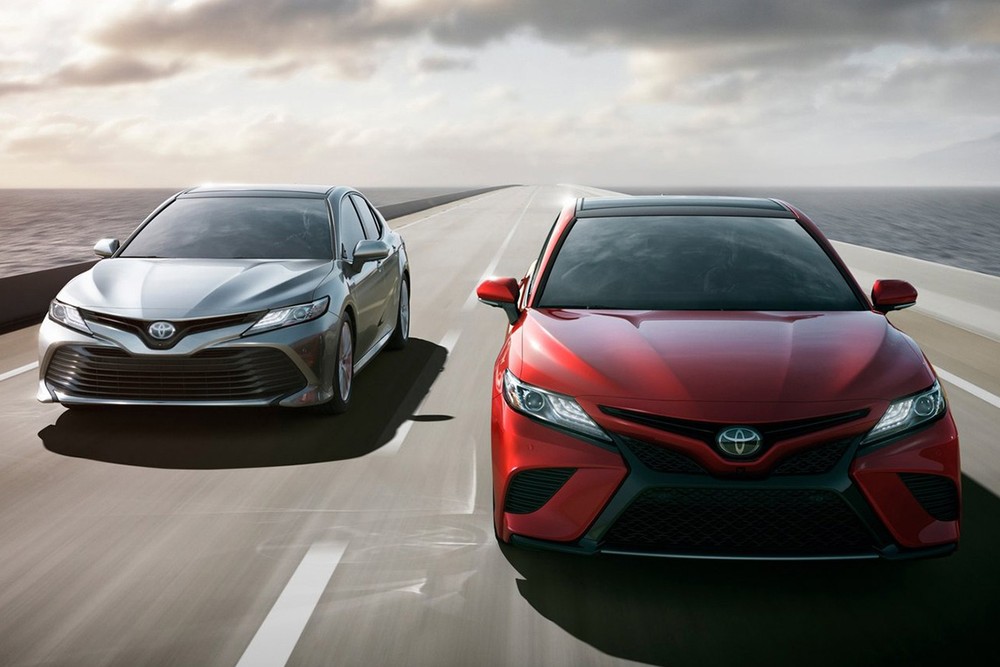 Sau khi được ra mắt chính thức tại Detroit Motor Show diễn ra hồi tháng 7/2017, mâu  xe Toyota Camry 2018 đã gây ấn tượng với ngoại thất được thiết kế mới. Đặc biệt hơn, với nâng cấp ở đèn pha và hệ thống ngừa va chạm trước, Toyota Camry đã nhận được đánh giá đạt chuẩn an toàn cao nhất - Top Safety Pick + của Viện an toàn đường bộ Mỹ IIHS.